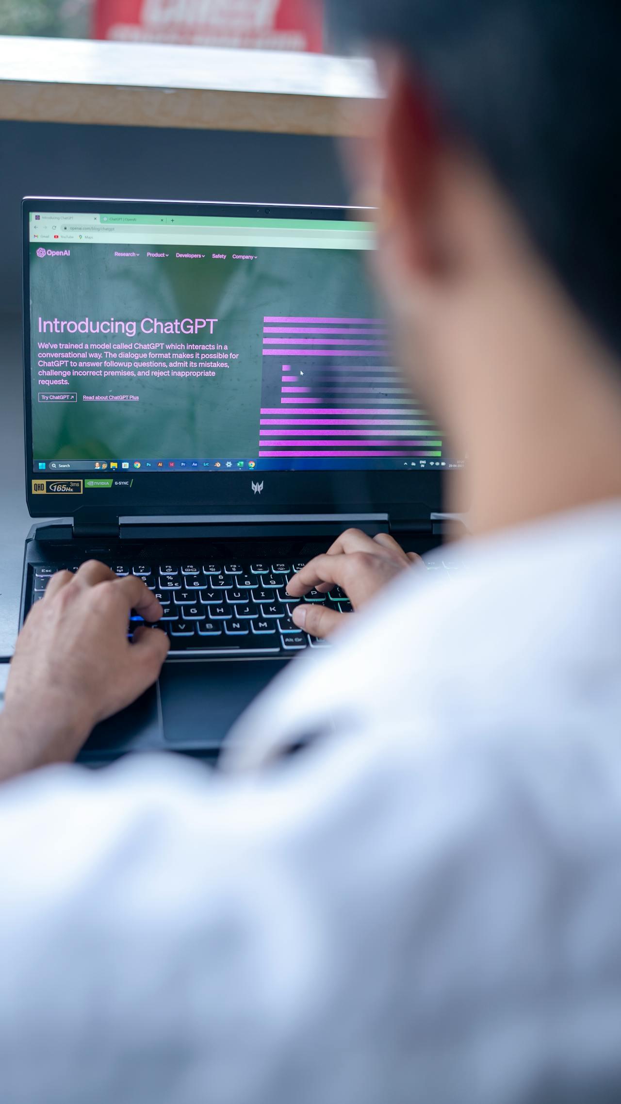 Использование смартфона и ноутбука для работы с чат-ботами
